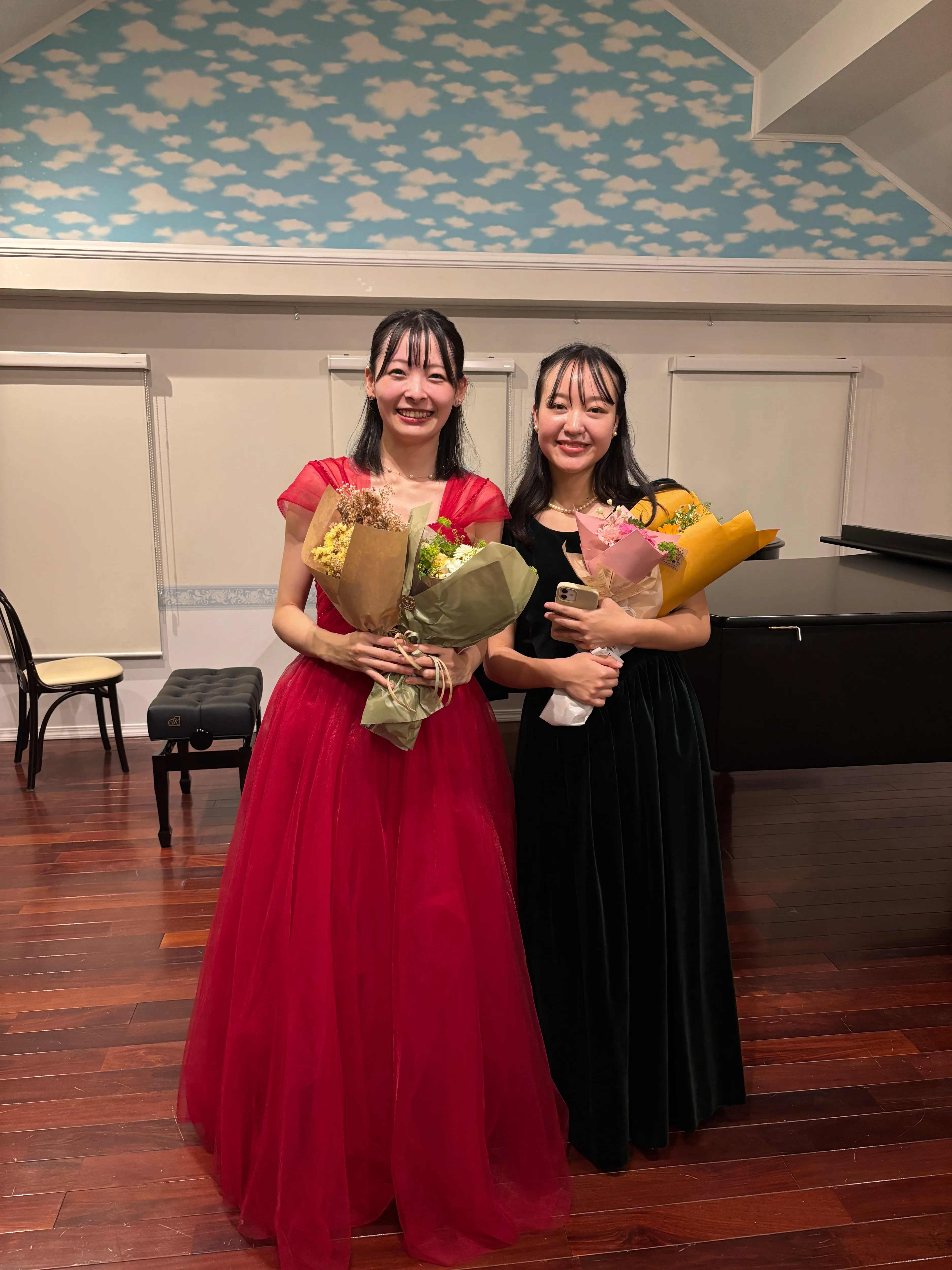 バイオリンやフルートなどの管弦楽器と共演するクラシック音楽の伴奏風景