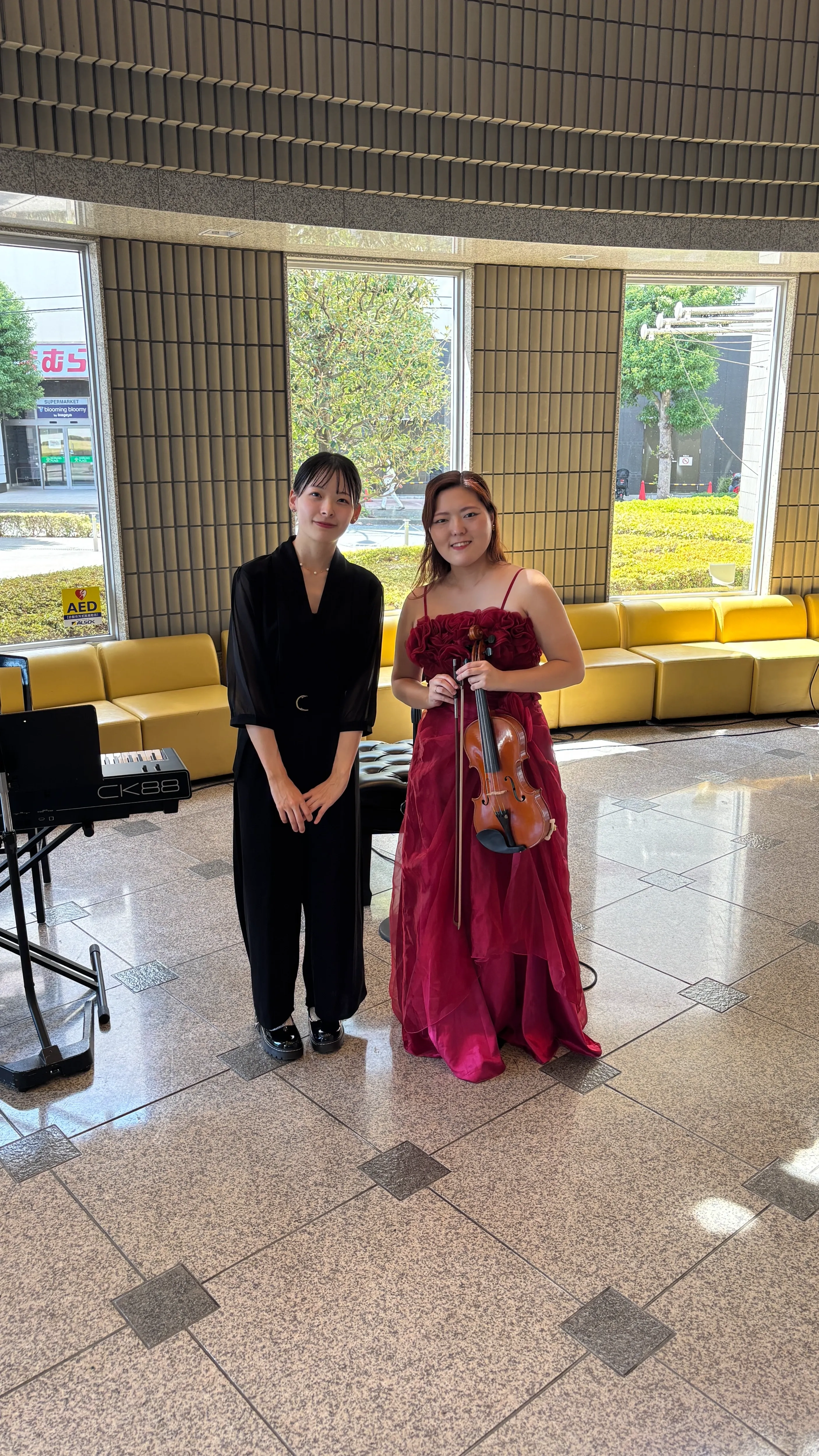 リハーサル室で楽譜を確認しながら入念に打ち合わせを行うピアニスト小嶋葵