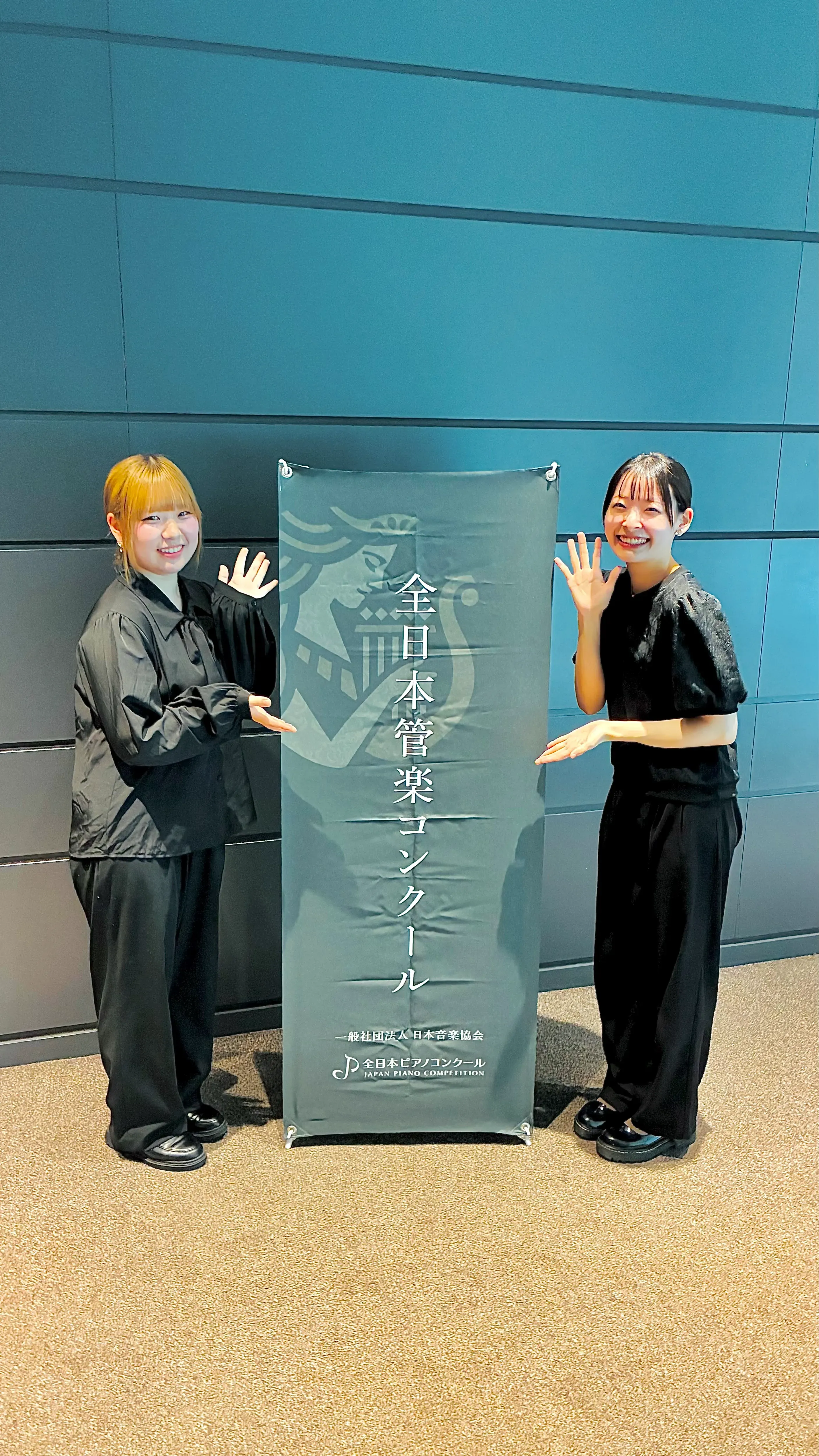 東大和市ハミングホールのロビーコンサートで伴奏をする小嶋葵の様子