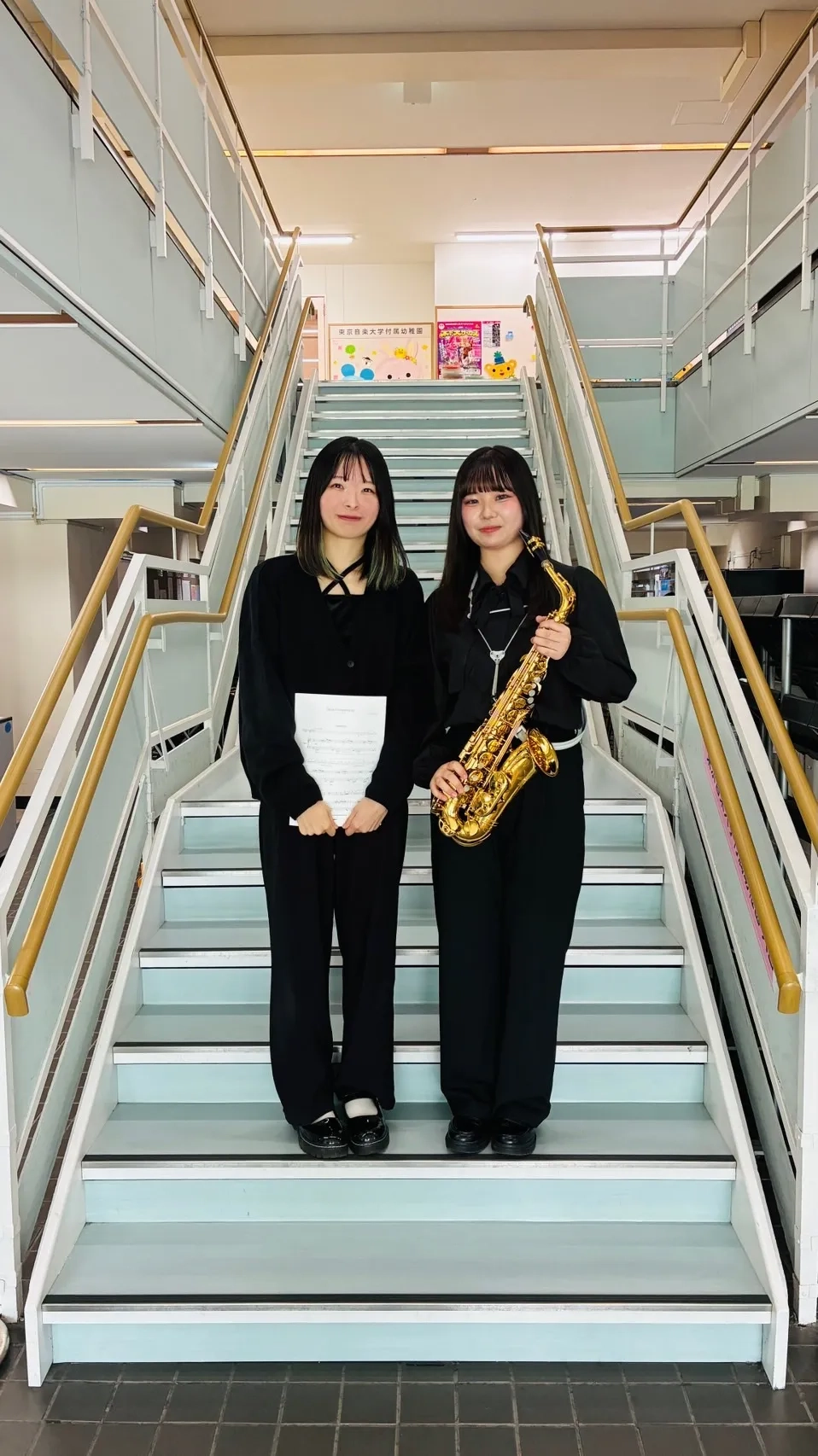 楽屋にて本番直前の指慣らしと集中力を高める伴奏ピアニストの様子