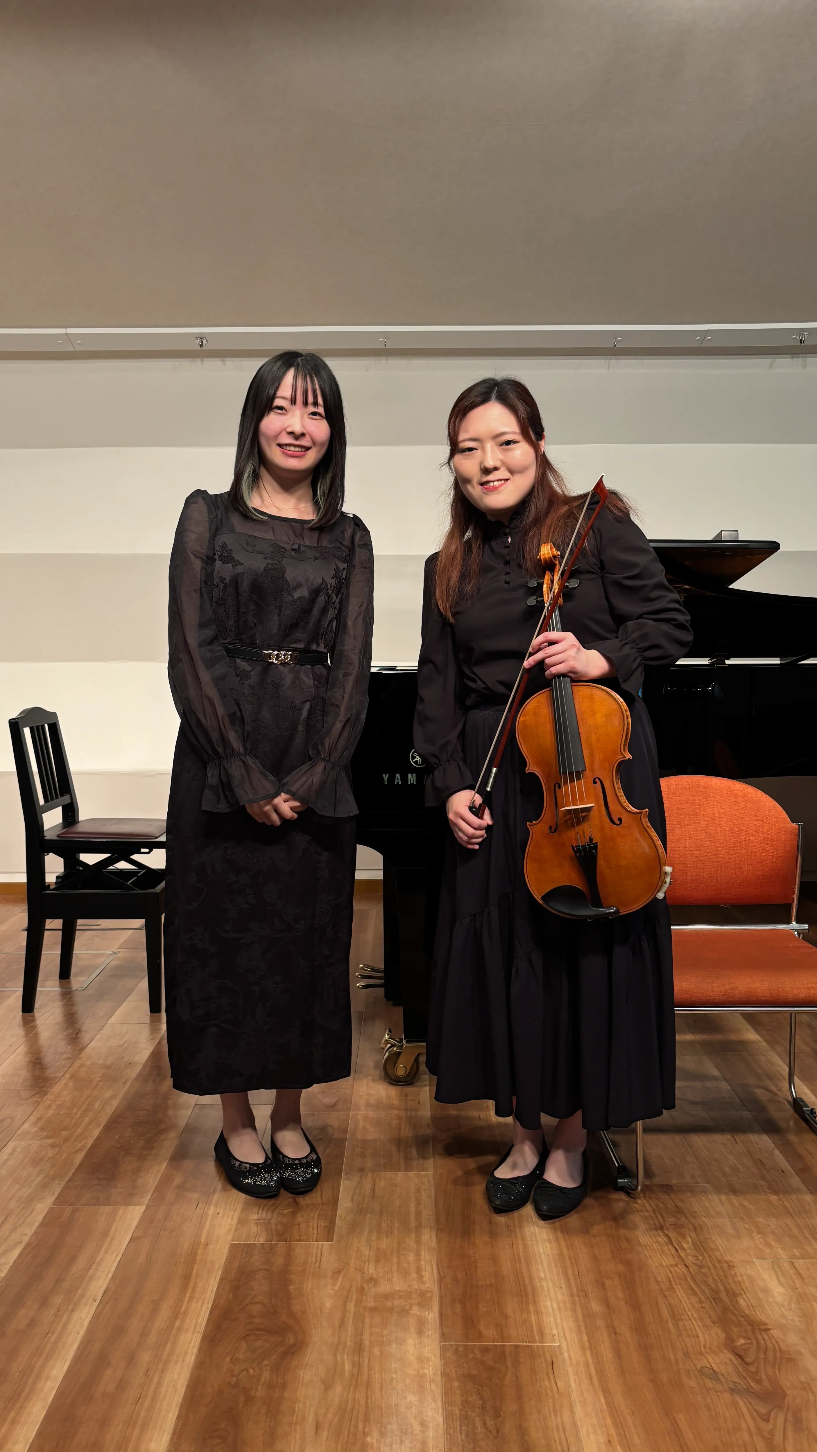 依頼演奏を行う小嶋葵のピアノソロ・伴奏シーン