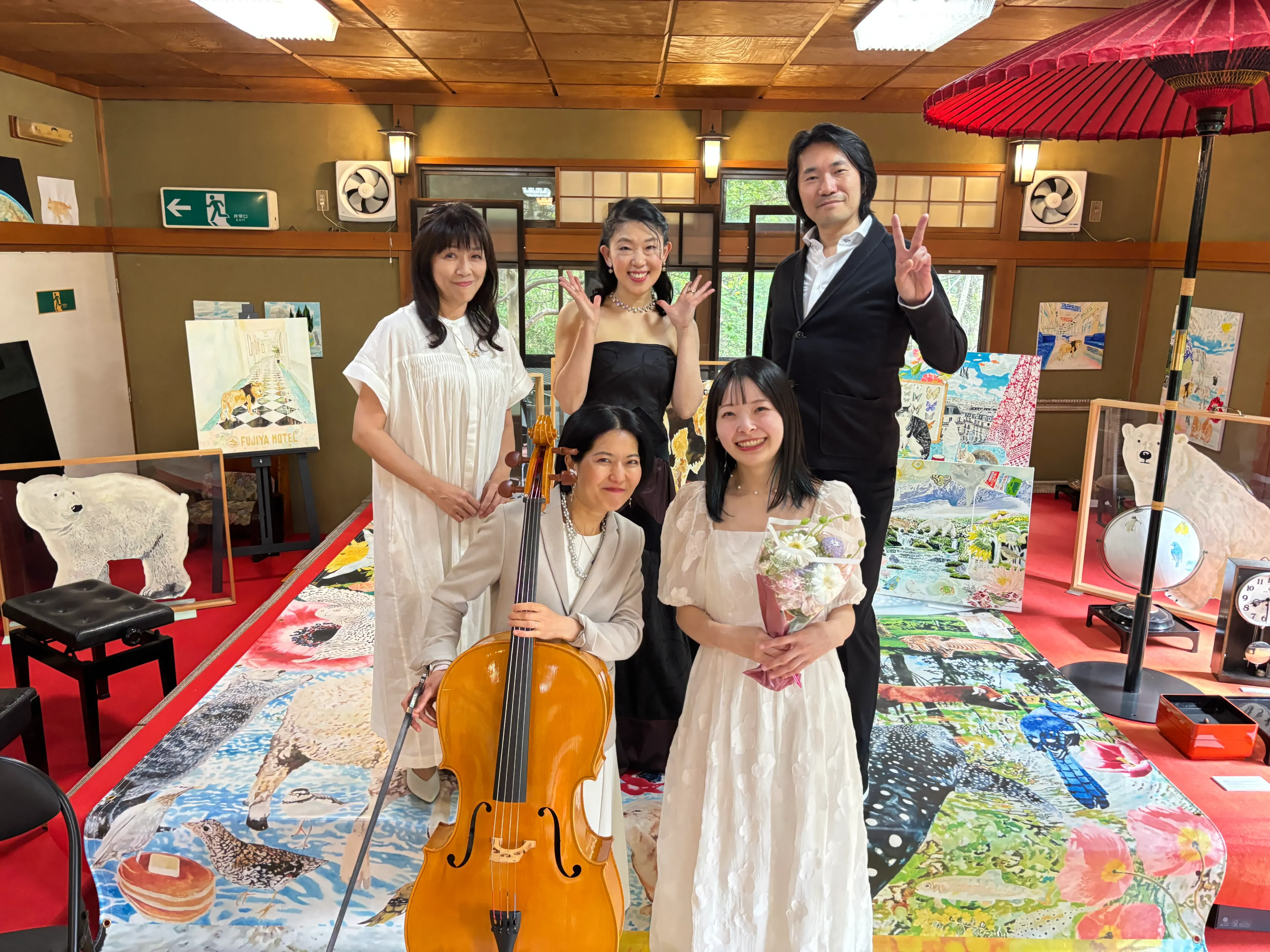 コンクールやオーディションのステージで演奏者をサポートする小嶋葵の伴奏風景