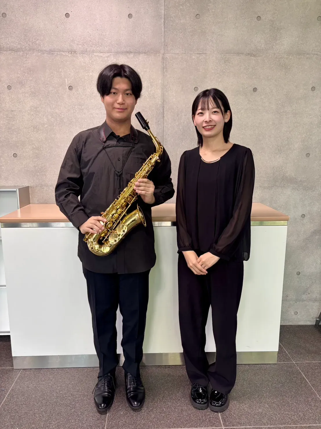 コンクールやオーディションのステージで演奏者をサポートする小嶋葵の伴奏風景