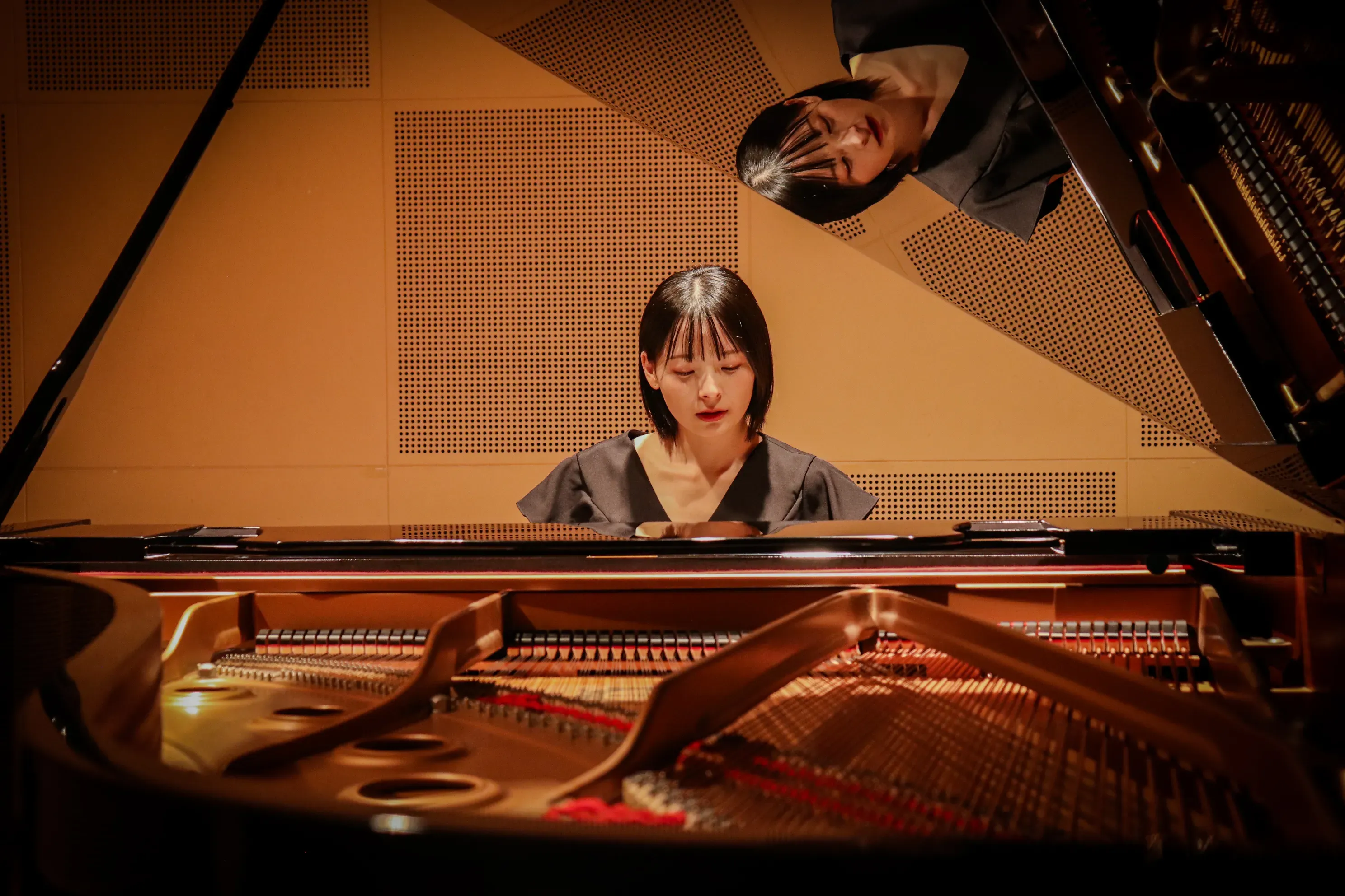 コンクールやオーディションのステージで演奏者をサポートする小嶋葵の伴奏風景