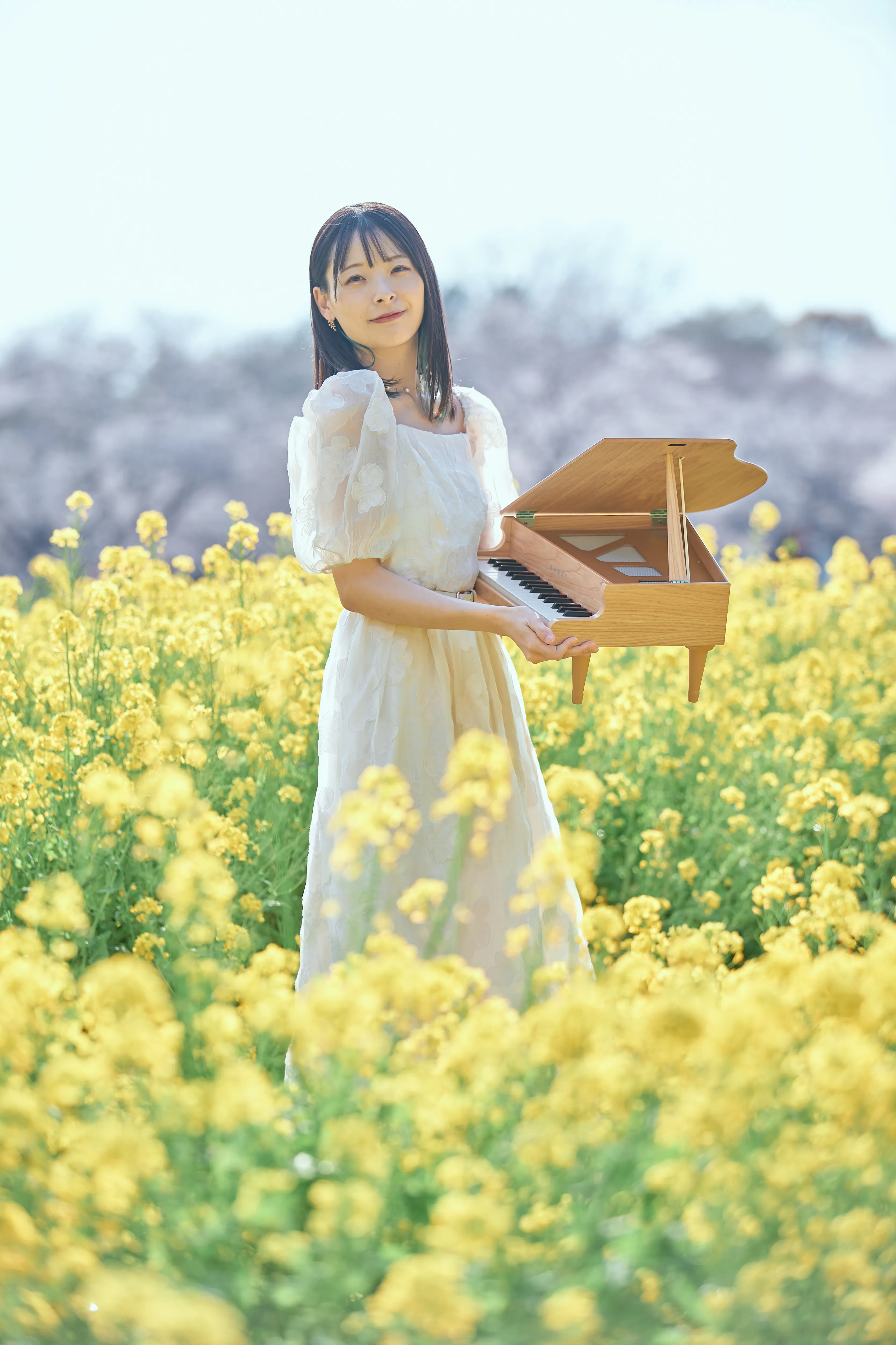 ピアノを演奏する伴奏ピアニスト小嶋葵のメインビジュアル写真