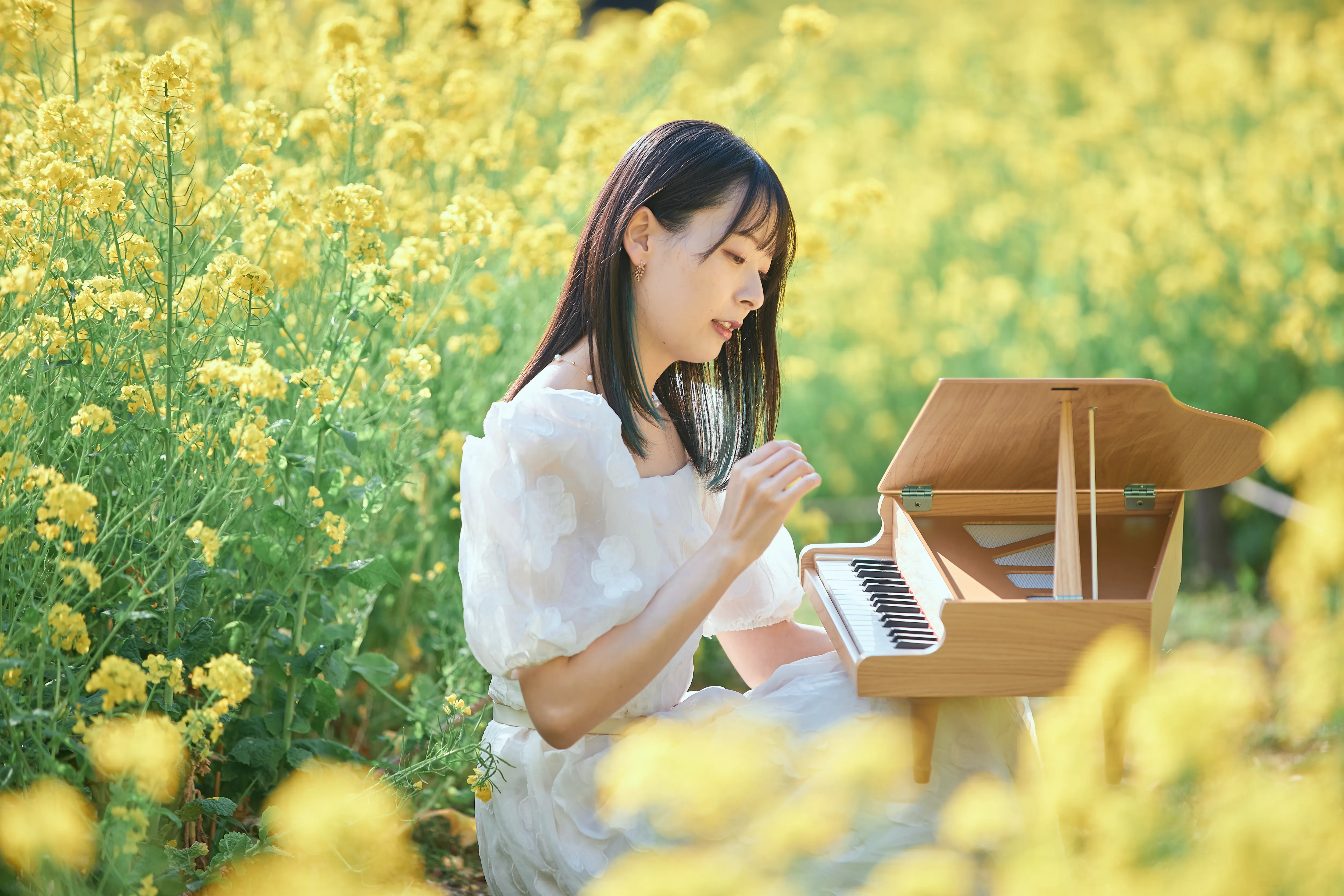 伴奏ピアニストとして活動する小嶋葵のプロフィール用ポートレート写真